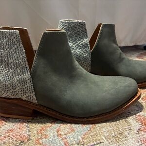 Root Collective Stylish Gray Ankle Boots